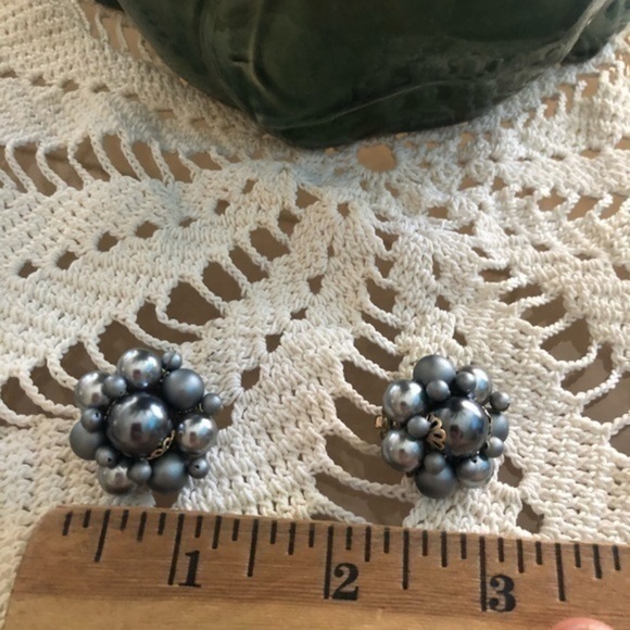 Vintage Clip On Earrings - Picture 3 of 3